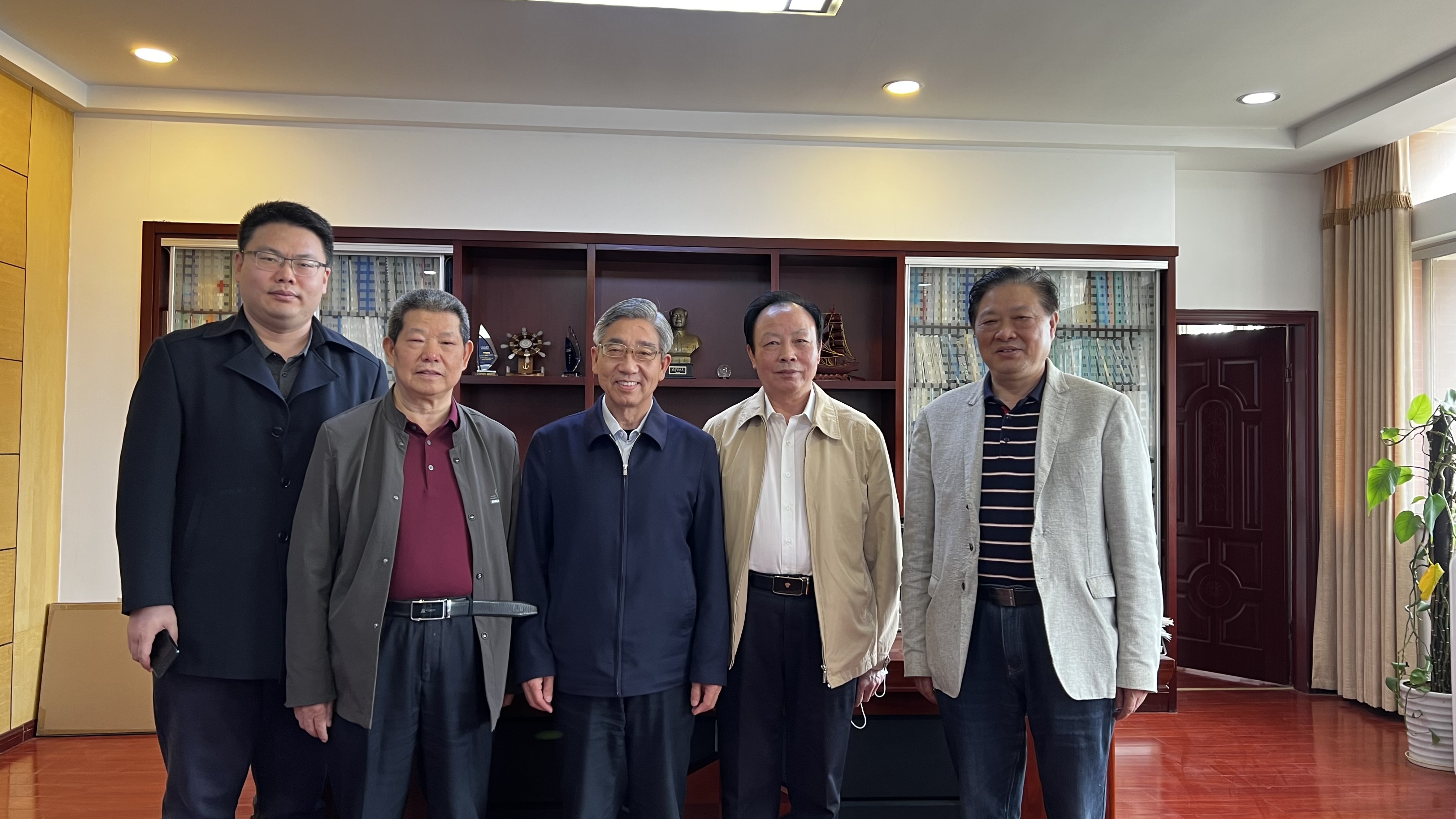 学会领导一行慰问郑健龙院士