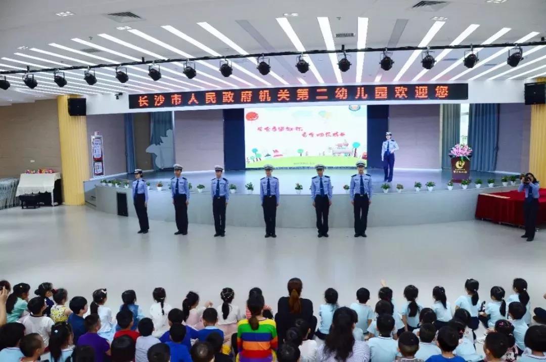 学会交通知识，安全快乐成长
